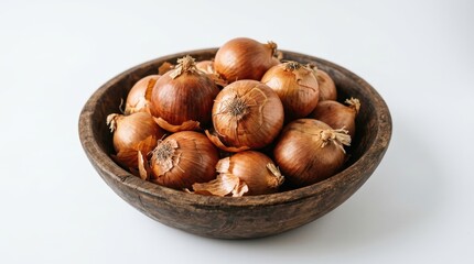 Obraz premium A Rustic Wooden Bowl Overflowing with Fresh Brown Onions Ready for Culinary Use