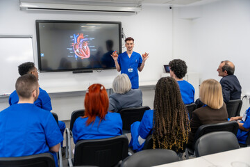 Obraz premium Medical professional teaching anatomy using heart models