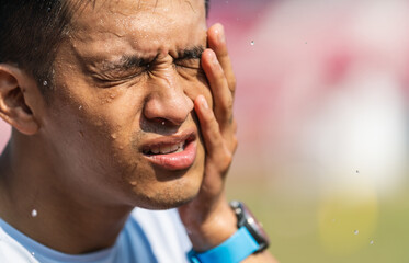 Obraz premium The athlete felt the intensity of the competition with sweat on his face after the race