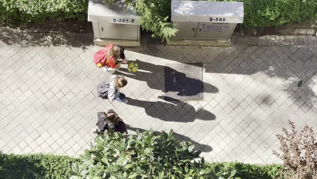 Ni&ntilde;os escolares de colegio y sombras a vista de p&aacute;jaro en perspectiva a&eacute;rea cenital