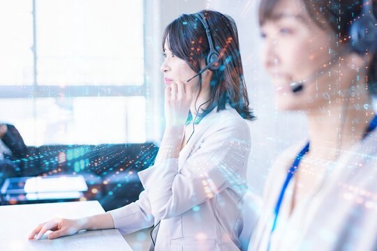 笑顔で電話対応をするオペレーター