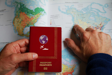 Mapa y pasaporte para viaje destino a país extranjero en avión y barco de vacaciones