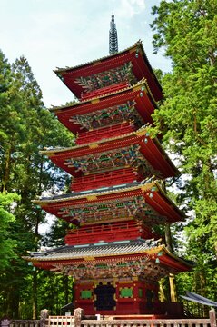 緑につつまれる 日光東照宮 五重塔　