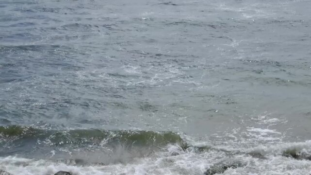 vague se brisant sur la plage