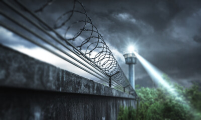 Stacheldrahtzaun einer Gefängnismauer