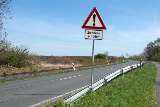Gefahrenzeichen, Vorsicht, Stra&szlig;ensch&auml;den zwische Albersloh und Sendenhorst, M&uuml;nsterland, Westfalen
