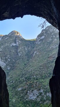 La vall&eacute;e de Tarascon vue depuis l'int&eacute;rieur de la grotte de l'Ermite (Pyr&eacute;n&eacute;es Ari&eacute;geoises)