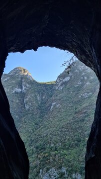 La vall&eacute;e de Tarascon vue depuis l'int&eacute;rieur de la grotte de l'Ermite (Pyr&eacute;n&eacute;es Ari&eacute;geoises)