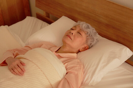 シニア女性　睡眠　ベッドルーム