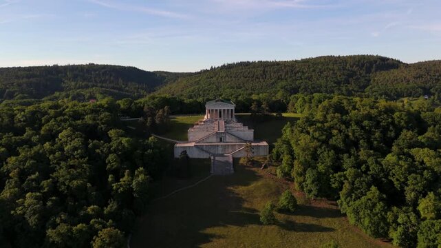 Drohnenansicht der Walhalla in Bayern, Deutschland. Beruehmtes historisches Denkmal nahe Regensburg. Aerial footage of Walhalla memorial in Bavaria, Germany, historic monument overlooking Danube River