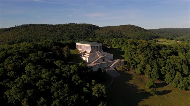 Aerial Shot der Walhalla in Bayern, Deutschland. Historisches Wahrzeichen mit beeindruckender Architektur. Aerial footage of Walhalla memorial in Germany, historic monument overlooking Danube River. 