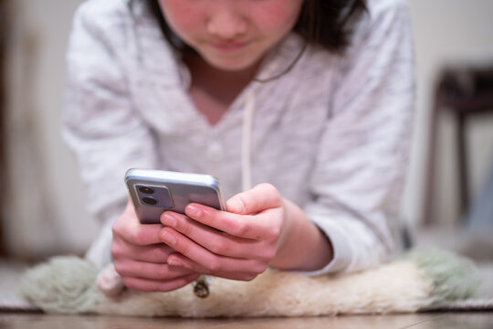スマートフォンを見る女の子