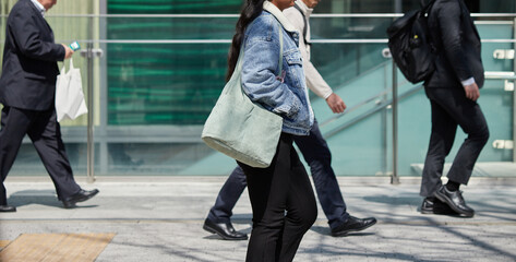 Obraz premium 春の名古屋の繁華街で歩く男性サラリーマン達の姿と女性観光客の姿