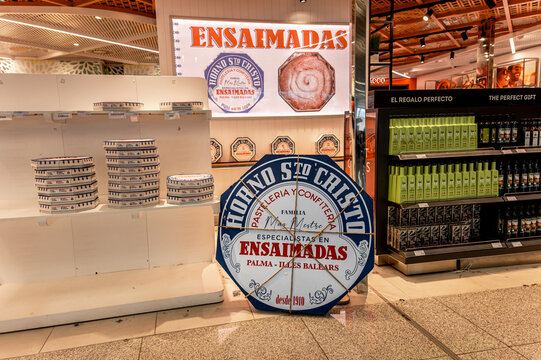 Horno Santo Cristo bakery shop display featuring traditional ensaimadas pastries and souvenir products in Spain.