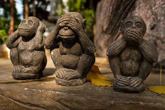 Drei Affen "Nichts sehen, nichts h&ouml;ren, nichts sagen" auf dem Gel&auml;nde des buddhistischen Tempels Wat Khunaram auf der Insel Koh Samui, Thailand.