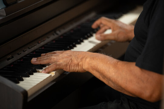 TOCANDO PIANO