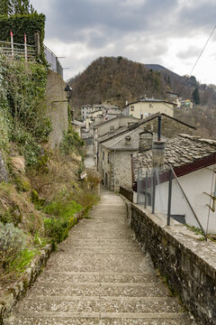 Le piccole vie del pittoresco borgo di Monteacuto delle Alpi