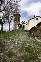 Obraz premium La piazza della chiesa del borgo di Monteacuto delle Alpi