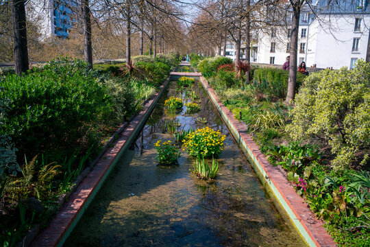 le chemin de la coul&eacute;e verte dans le douzi&egrave;me arrondissement de Paris en France