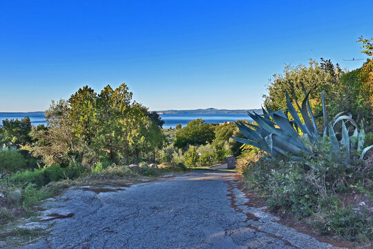 La via francigena fra Bolsena e Montefiascone, fra boschi, campagna  e scorci sl lago di Bolsena, Tuscia, Lazio