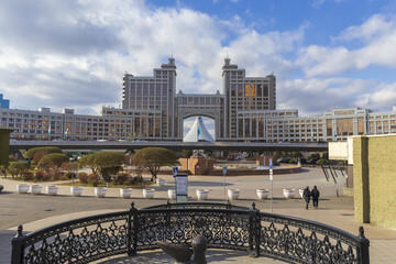 Naklejka premium Khan Shatyr Entertainment Center, 18 October 2025, Nurzhol Boulevard (Green Water Boulevard), Astana City (Nur-Sultan), Kazakhstan