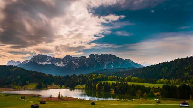 Zeitraffer von Wolken &uuml;ber dem Geroldsee vor dem Karwendelgebirge bei Mittenwald in Bayern