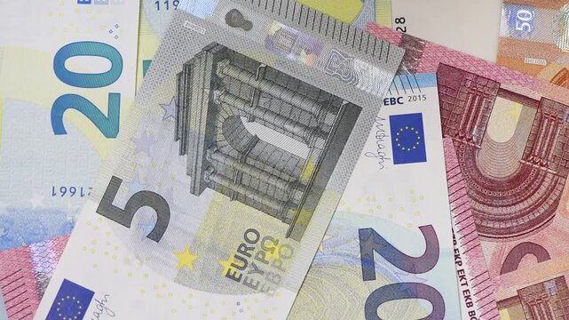 Viele Euro Banknoten fliegen zusammen auf einen Haufen Geld