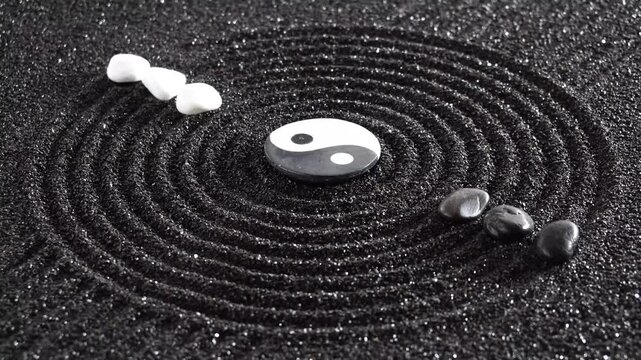 Japanischer ZEN Garten der Meditation und Entspannung f&uuml;r K&ouml;rper, Geist und Seele mit Sand und Yin Yang Steinen in Rotation