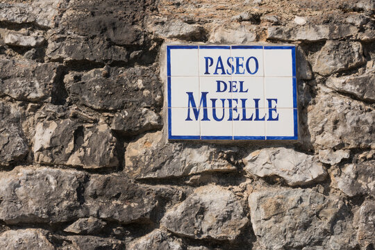 placa de ceramica de calle de Comillas, Cantabria
