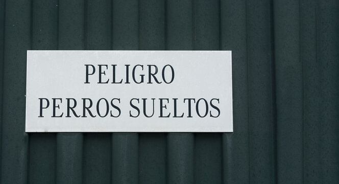Cartel de peligro perros sueltos