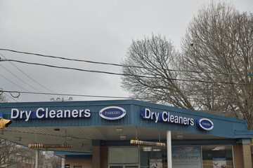 Obraz premium exterior building and sign of Parkers Custom Clothing Care and Dry Cleaners located here at 1696 Bayview Av, Toronto