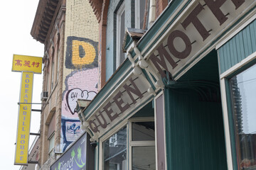 Naklejka premium exterior perspective view of Queen Mother Cafe, a restaurant, located at 208 Queen St W, Toronto