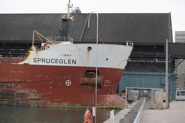 Obraz premium Spruceglen, a bulk carrier, owned by Canada Steamship Lines (CLS), at Redpath Sugar Refinery, docked at Lower Jarvis St slip, Toronto