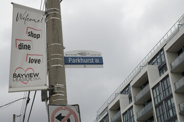 Obraz premium Bayview Leaside BIA pole mounted banner at Parkhurst Bl and Bayview Av, Toronto