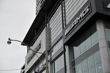 Obraz premium exterior building and signage outside Mercedes-Benz and AMG Performance Centre Toronto Downtown (761 Dundas St E) view from Bayview Av