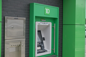 Obraz premium exterior of a TD green machine outside bank branch at 1213 Bayview Av, East York, Toronto