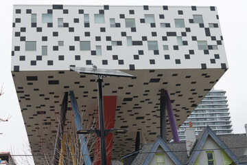 Fototapeta premium wildlife near Sharp Centre for Design (also known as the Sharp Centre, Sharp Centre for Design at OCAD University), Toronto