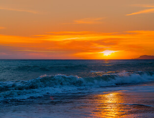 Obraz premium Amazing orange sunset with large yellow sun over the sea - Alanya, Turkey