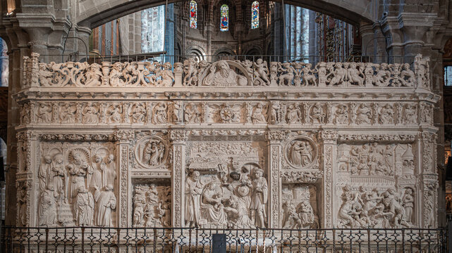 Hermoso y ornamentado altorrelieve del trascoro renacentista en la catedral g&oacute;tica de Avila, Espa&ntilde;a