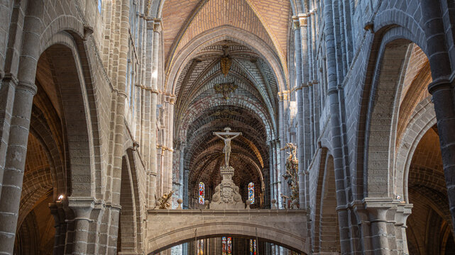 Jesucristo crucificado en el interior de la catedral g&oacute;tica siglo XII de Avila, Espa&ntilde;a