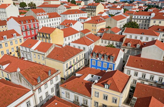 Vista a&eacute;rea de un barrio de Lisboa con edificios de colores y tejados rojos.