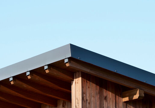 Pitched roof frame with metal cladding of a prefabricated wooden structure 