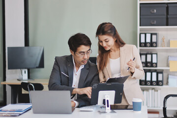 Obraz premium Group of business people and software developers working as a team in office