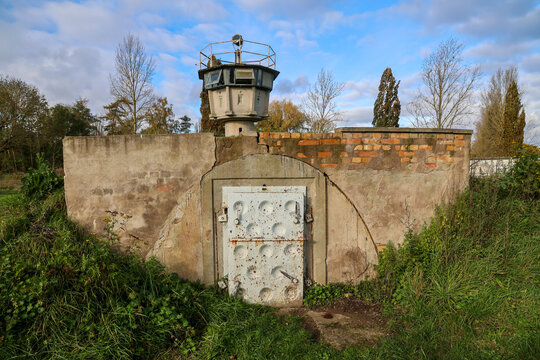 Ein Rundbeobachtungsturm an der Grenze der DDR. Hier mit Zugang durch einem Bunker.
