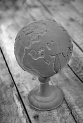 Ein Globus mit Blick auf das Mittelmeer.