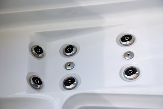 Details eines Whirlpools mit vielen D&uuml;sen zur Massage.
