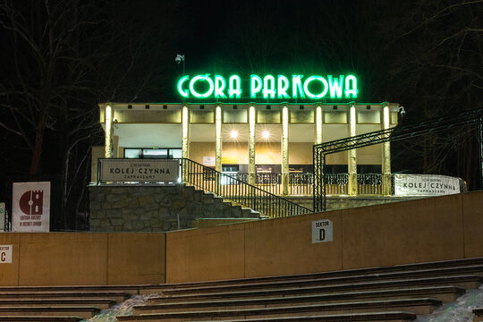 G&oacute;ra Parkowa, Krynica Zdr&oacute;j, Poland - Zabytkowy pociąg na stacji.