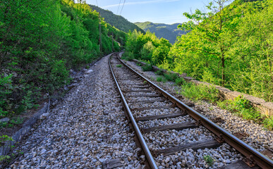 Obraz premium Train track with a mountain in the background
