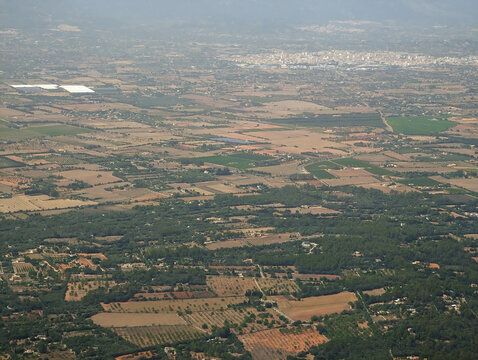 Estructura del territorio agr&iacute;cola mediterr&aacute;neo con mosaico de parcelas, uso del suelo en entorno rural y natural, zonas forestales, n&uacute;cleos dispersos, gesti&oacute;n del paisaje, equilibrio territorial.