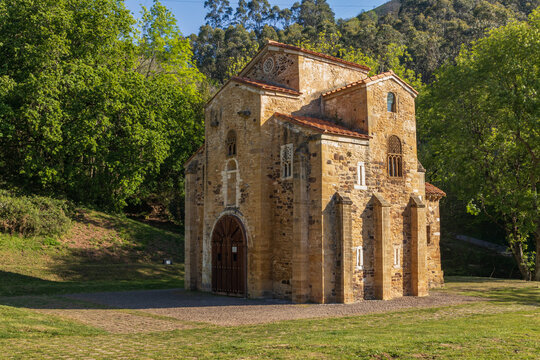Iglesia de San Miguel de Lillo en Oviedo, Asturias. Monumento prerrom&aacute;nico Patrimonio de la Humanidad, arquitectura antigua en Espa&ntilde;a.